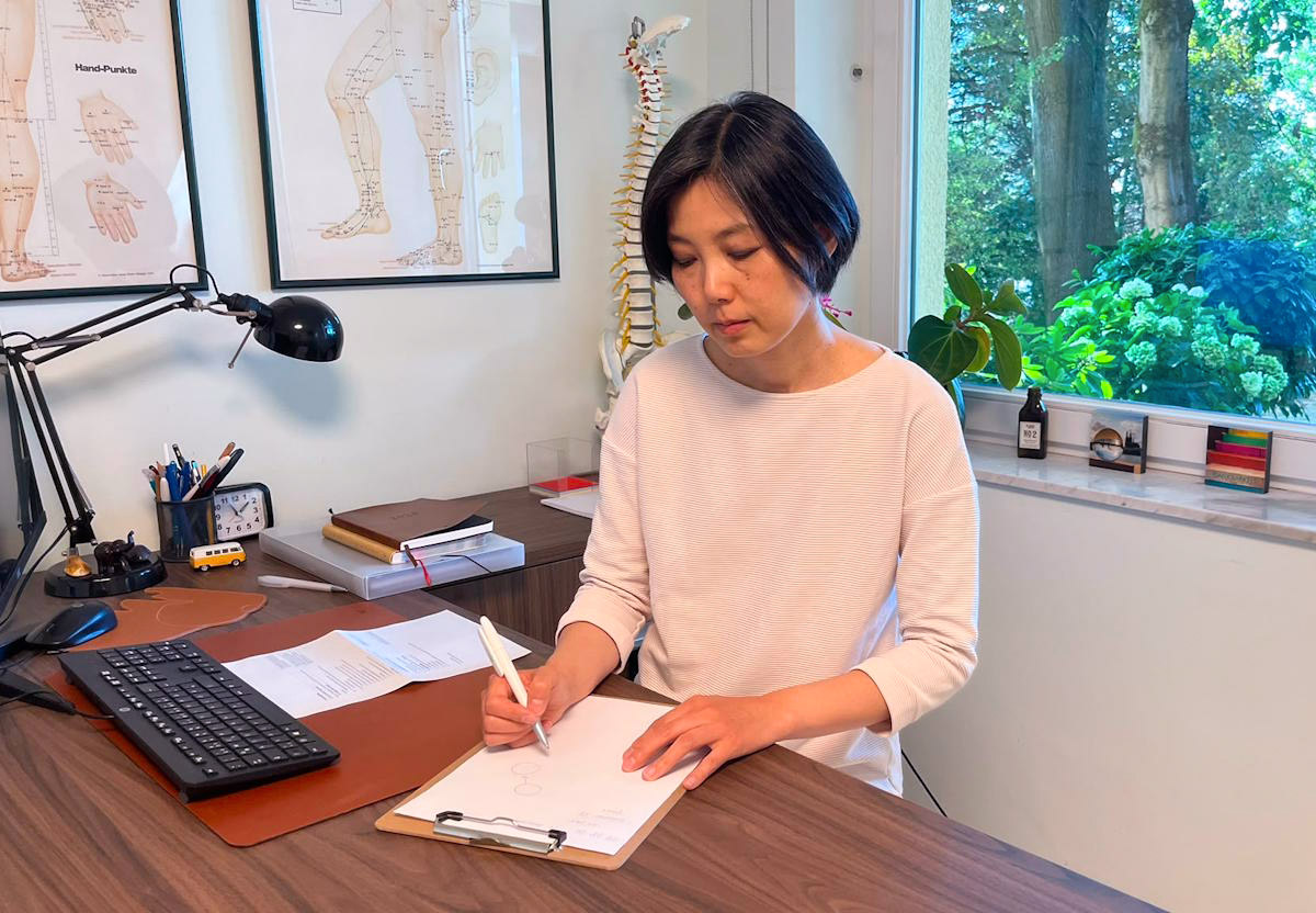 Heilpraktikerin Aki Shimabe-Strassner in ihrer Praxis in Düsseldorf