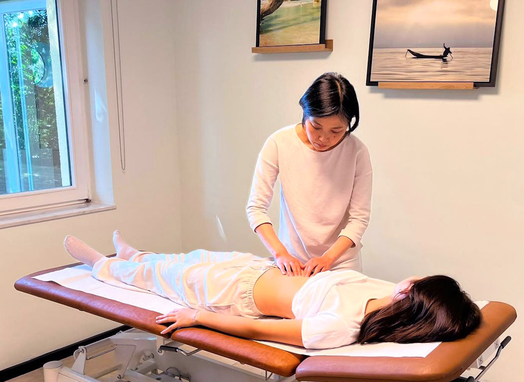 Behandlung einer Patientin in der Praxis für japanische Akupunktur in Düsseldorf